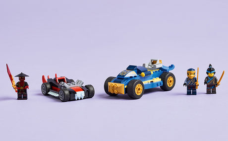 LEGO NINJAGO 71840 – Rogue mod Drix: Action-racerløb – to biler og tre minifigurer på række