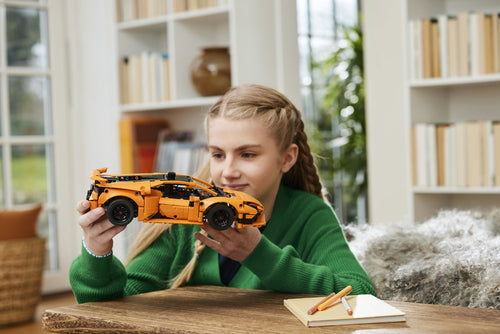 LEGO Technic 42196 – Lamborghini Huracán Tecnica – Orange – barn holder den byggede Lamborghini
