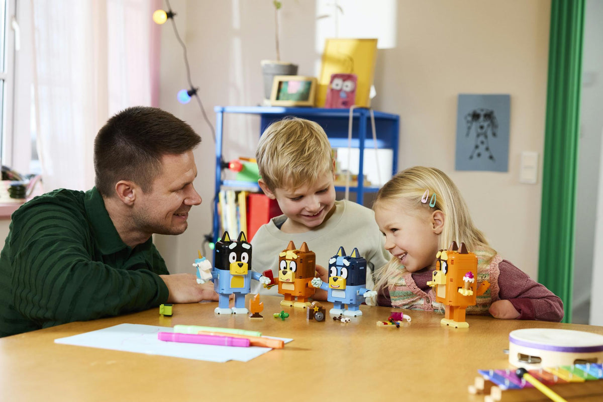 LEGO - Bluey - Brick-Built Bluey Family (11217) LEGO