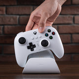 8BitDo Ultimate 3-mode Controller Xbox/PC Hvid – Controller placeret i ladestation