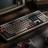 8BitDo Retro 108 Mechanical Keyboard N Edition – Tastatur set skråt på bord