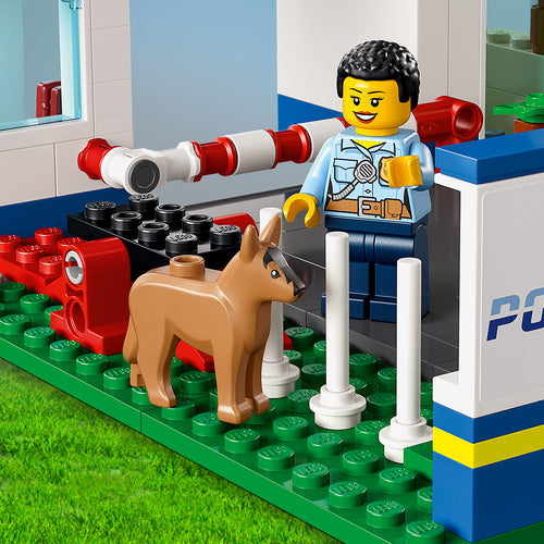 LEGO City 60316 – Politistation – Hund og træningsområde