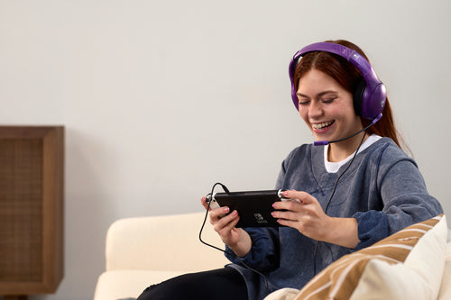 Turtle Beach Airlite Fit – Switch-headset – Ghost Purple – spiller med headset; producentillustration