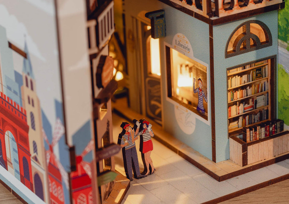 Revell Tiny Adventures Paris – Book Nook med 168 dele – produktbillede 9
