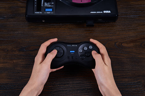8BitDo M30 2.4G Controller til Mega Drive Sort – Controller i brug med Mega Drive, konsol medfølger ikke