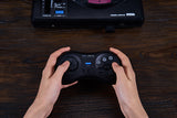 8BitDo M30 2.4G Controller til Mega Drive Sort – Controller i brug med Mega Drive, konsol medfølger ikke