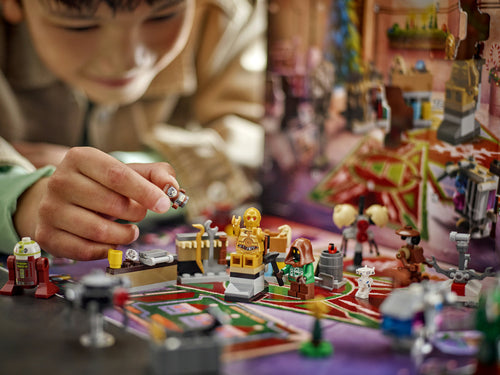 LEGO Star Wars 75418 – Julekalender 2025 – nærbillede af barn, der leger med droider og minimodeller