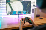 Turtle Beach Stealth Ultra – Xbox/PC-controller med dock – Controller i brug ved skærm som eksempel