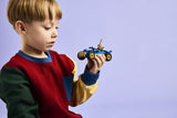 LEGO NINJAGO 71840 – Rogue mod Drix: Action-racerløb – barn holder den blå racerbil