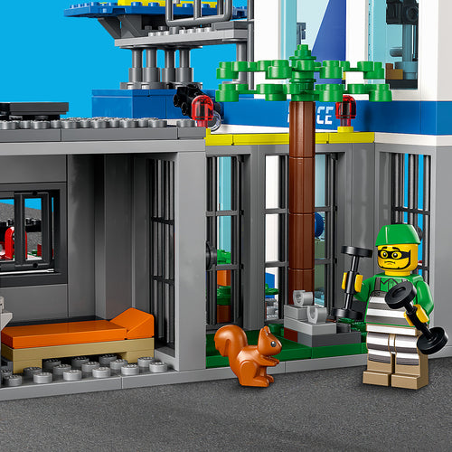 LEGO City 60316 – Politistation – Fængsel og flugtfunktion