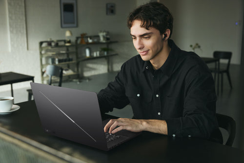 ASUS ROG Zephyrus G16 GU606AP-TB042W – illustreret i brug; tastaturlayout illustrativt