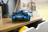 LEGO Technic 42217 – Chevrolet Corvette Stingray – Blå – Corvette set bagfra på et bord