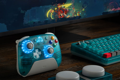 8BitDo Ultimate 2 Wireless 2.4G – Controller – Clear Blue – controller i gamingopsætning; producentillustration