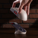 8BitDo Retro R8 N Edition – gamingmus med ladestation – Mus løftes fra ladestation