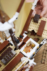 LEGO Icons 10335 – Endurance – aftagelig dæksektion løftes fra skibet
