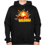 En mand iført en sort hoodie, hvor man kan se fronten, som har et GoldenJ mønster med en mand i en gul hoodie, som løber væk fra en eksplosion