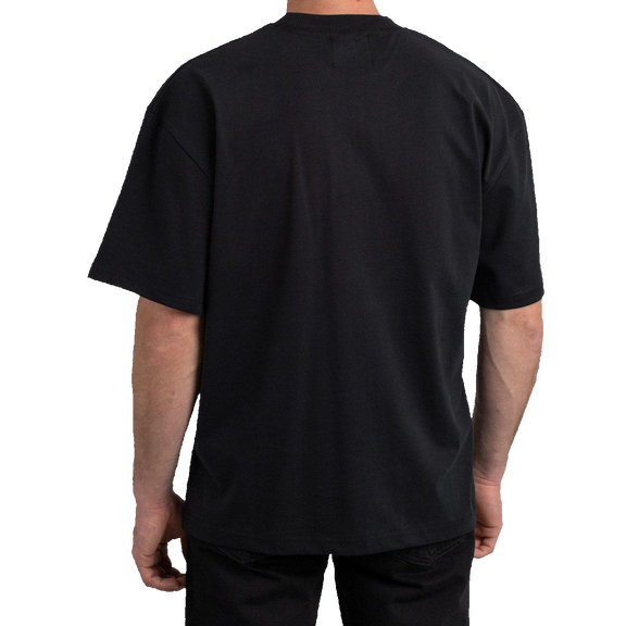 Sort Betacritic-T-shirt set bagfra på model