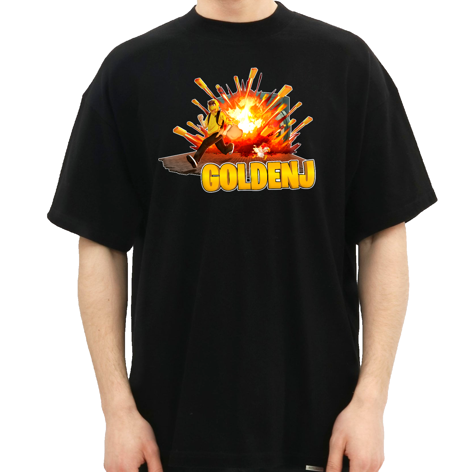 En mand iført en sort t-shirt, hvor man kan se fronten, som har et GoldenJ mønster med en mand i en gul hoodie, som løber væk fra en eksplosion