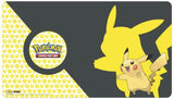 Ultra PRO Pikachu 2019 spillemåtte – 61 × 34,3 cm – spillemåttens overside