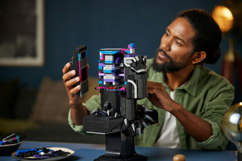 LEGO Marvel 76215 – Black Panther – hovedets indvendige konstruktion under byggeri