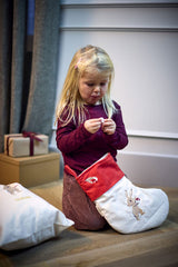 Filibabba Wonderful Winter julestrømpe – Broderede vintermotiver – strømpen vist i brug; øvrige rekvisitter medfølger ikke