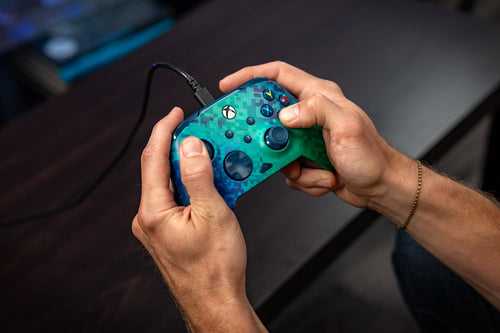 Turtle Beach Rematch Advanced Glitch Green – Xbox/PC – Controller i hænder