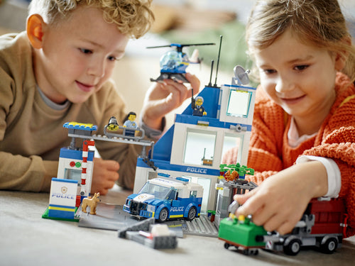 LEGO City 60316 – Politistation – Børn leger med politistationen