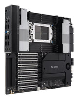 ASUS PRO WS WRX90E-SAGE SE set skråt fra tilslutningspanelet