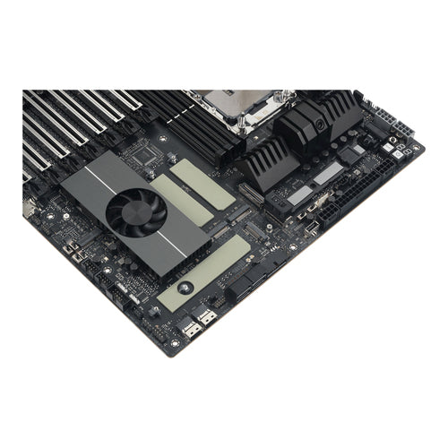 ASUS Pro WS W890E-SAGE SE – nærbillede af udvidelsespladser og køleplader