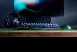 Razer Huntsman Mini – Mini 60% – Nordic – Clicky Purple – Sort – tastatur fra siden på skrivebord; producentillustration