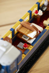 LEGO Ideas 21344 – Orientekspressen – nærbillede af sovevognens seng og tilbehør