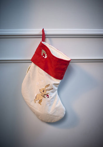 Filibabba Wonderful Winter julestrømpe – Broderede vintermotiver – strømpen vist i brug; øvrige rekvisitter medfølger ikke