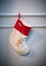 Filibabba Wonderful Winter julestrømpe – Broderede vintermotiver – strømpen vist i brug; øvrige rekvisitter medfølger ikke