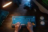 8BitDo Ultimate 2 Wireless 2.4G – Controller – Clear Blue – skrivebord set ovenfra; producentillustration