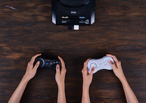 8BitDo M30 2.4G Controller til Mega Drive Sort – Sort og hvid variant illustreret, kun sort controller medfølger