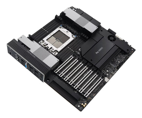 ASUS PRO WS WRX90E-SAGE SE set skråt ovenfra med sTR5-sokkel og PCIe-pladser