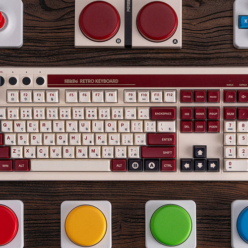 8BitDo Retro 108 Mechanical Keyboard Fami Edition – Farvevarianter illustreret, kun Fami Edition medfølger