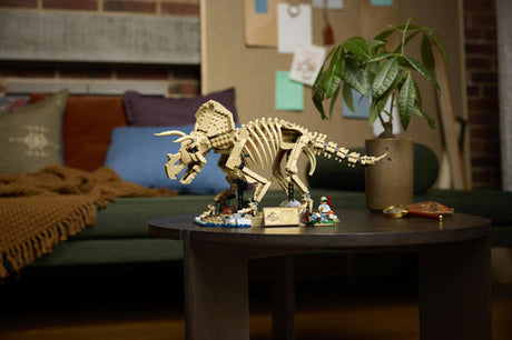 LEGO Jurassic World 77985 Triceratops-fossil – udstillet på et sofabord