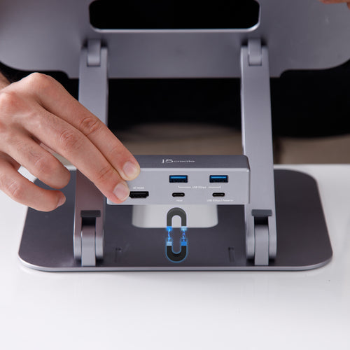 j5create – justerbart laptopstativ med 4K USB-C-dock – USB-porte i nærbillede