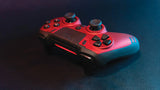 Steelplay MetalTech – rød trådløs controller til PS4 og PC – produkt i brug, øvrigt udstyr er illustration