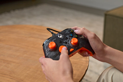 Turtle Beach Rematch Core – Xbox/PC – Ghost Black Camo/Orange – controller i brug; producentillustration