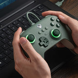 8BitDo Ultimate C Wired – Xbox/PC-controller, mørkegrøn – Controller i brug ved computer