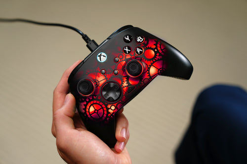 Turtle Beach Afterglow Ignite Time Machine – Xbox/PC – Controller med rødt lys i hånden