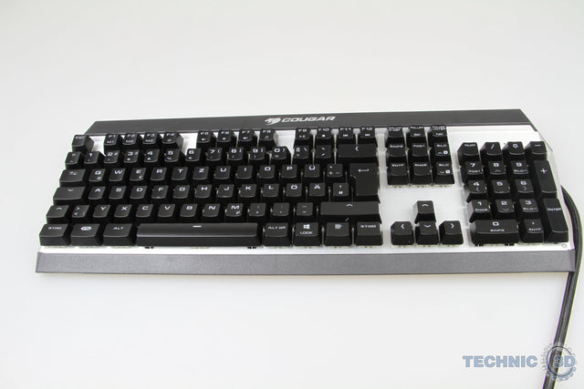 COUGAR Attack X3 RGB med Cherry MX Brown og tysk QWERTZ-layout – tastaturet set skråt forfra