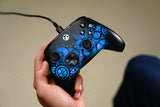 Turtle Beach Afterglow Ignite Time Machine – Xbox/PC – Controller med blåt lys i hånden
