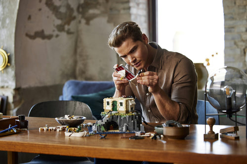 LEGO Ideas 21335 – Motoriseret fyrtårn – person samler fyrmesterhuset