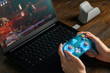 8BitDo Ultimate 2 Wireless 2.4G – Controller – Clear Blue – controller i brug med bærbar PC; producentillustration