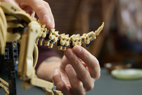 LEGO Jurassic World 77985 Triceratops-fossil – nærbillede af den bevægelige hale