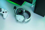Razer BlackShark V3 Pro – Xbox – Trådløst headset – Hvid – headset og controller på bord; producentillustration