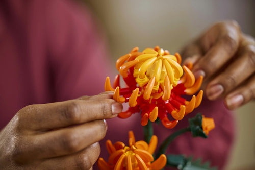 LEGO Botanicals 10368 – Krysantemum – nærbillede af den store orange blomst
